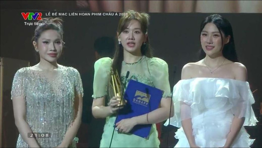 Hari Won thay mặt Trấn Thành nhận giải 'Đạo diễn xuất sắc nhất' tại Liên hoan phim châu Á Đà Nẵng lần thứ nhất 2023 (DANAFF I). Hari Won thay mặt Trấn Thành nhận giải 'Đạo diễn xuất sắc nhất' tại Liên hoan phim châu Á Đà Nẵng lần thứ nhất 2023 (DANAFF I).