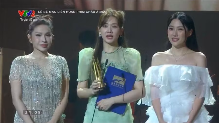 Hari Won thay mặt Trấn Thành nhận giải 'Đạo diễn xuất sắc nhất' tại Liên hoan phim châu Á Đà Nẵng lần thứ nhất 2023 (DANAFF I).