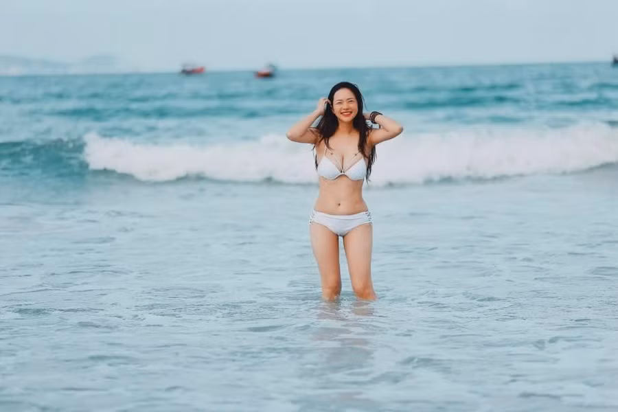 Người đẹp cũng không ngại diện trên mình bộ bikini khoe vòng eo thon đáng ghen tị khiến nhiều chị em phải trầm trồ. Người đẹp cũng không ngại diện trên mình bộ bikini khoe vòng eo thon đáng ghen tị khiến nhiều chị em phải trầm trồ.