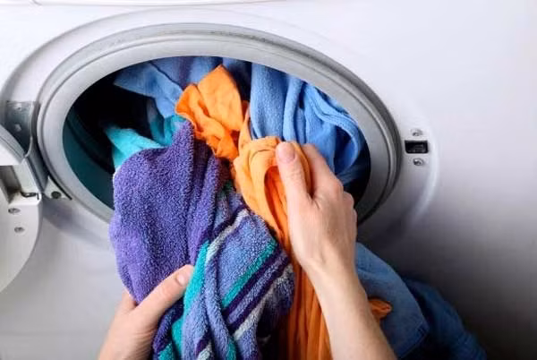 Giặt "quá tải" quần áo trong máy giặt sẽ khiến máy giặt không thể hoạt động hiệu quả do quần áo bị vướng vào trục quay, làm giảm tuổi thọ của máy.