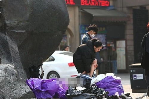 Lo sợ tai nạn giao thông vì gái xinh thay đồ giữa đường