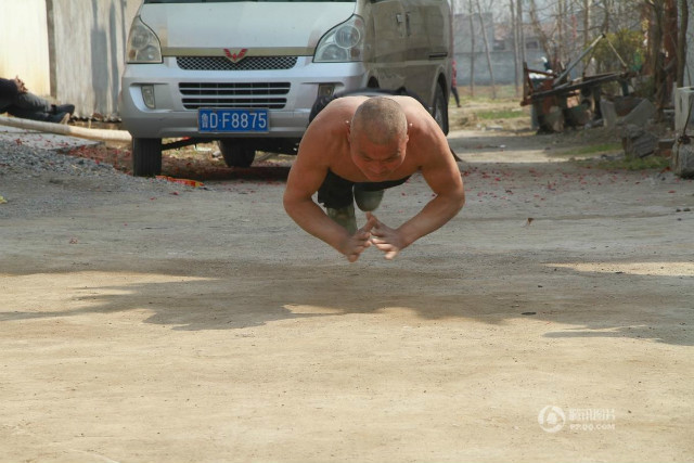 Người đàn ông nổi tiếng nhờ những màn rèn luyện sức khỏe nguy hiểm - Ảnh 3