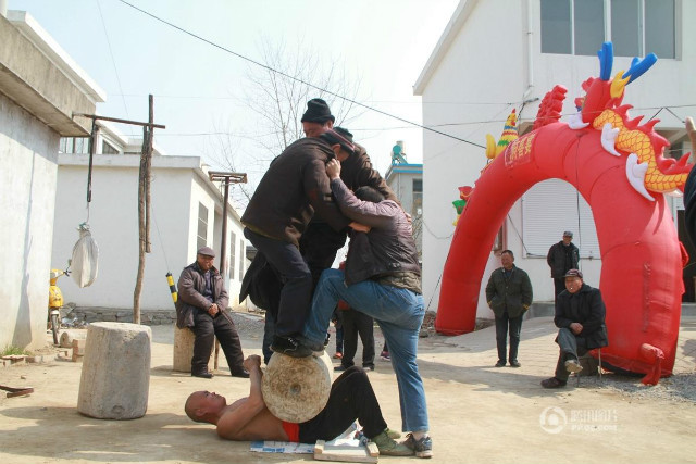 Người đàn ông nổi tiếng nhờ những màn rèn luyện sức khỏe nguy hiểm - Ảnh 4