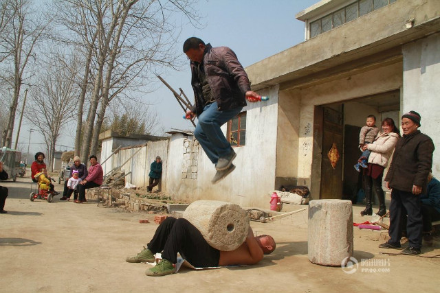 Người đàn ông nổi tiếng nhờ những màn rèn luyện sức khỏe nguy hiểm - Ảnh 1