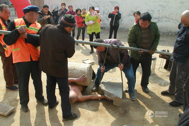 Người đàn ông nổi tiếng nhờ những màn rèn luyện sức khỏe nguy hiểm - Ảnh 2