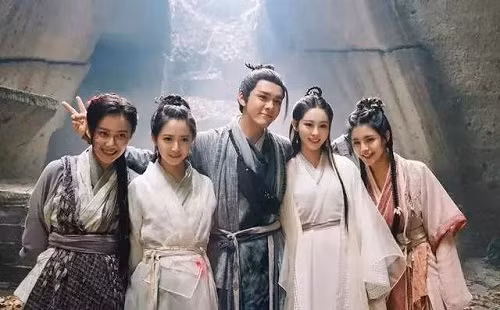 Những mỹ nhân xung quanh đều từng lừa dối Trương Vô Kỵ.