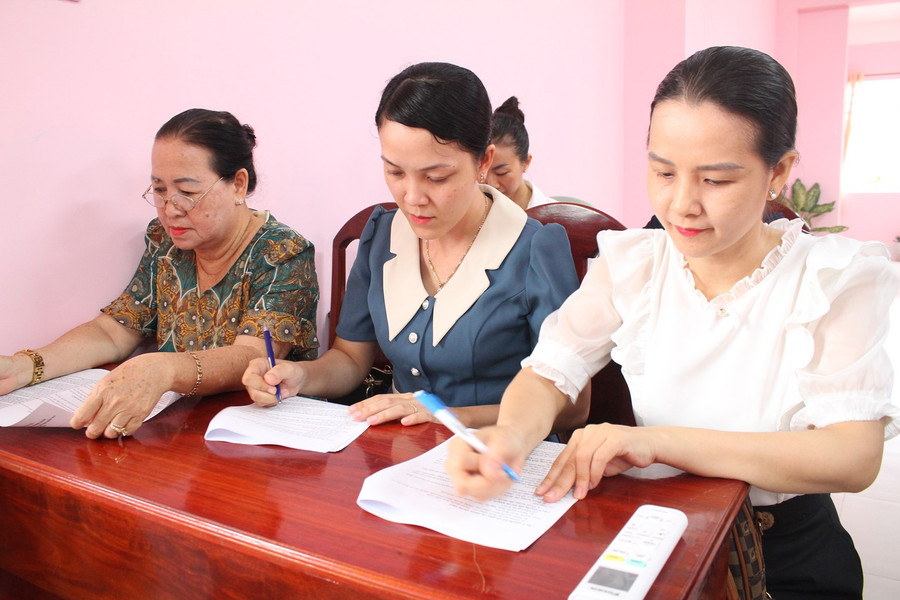 Cán bộ quản lý làm bài kiểm tra vận dụng kiến thức.