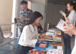 Sinh viên hào hứng với những cuốn cẩm nang pháp luật tại Ngày hội “Sinh viên với pháp luật” năm 2019.