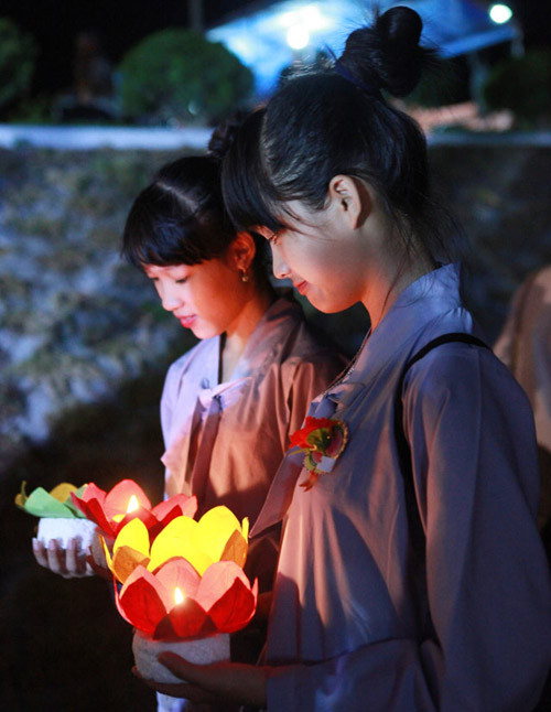 Giới trẻ rộ mốt mua áo phật tử đi lễ chùa ảnh 2 Giới trẻ rộ mốt mua áo phật tử đi lễ chùa ảnh 2