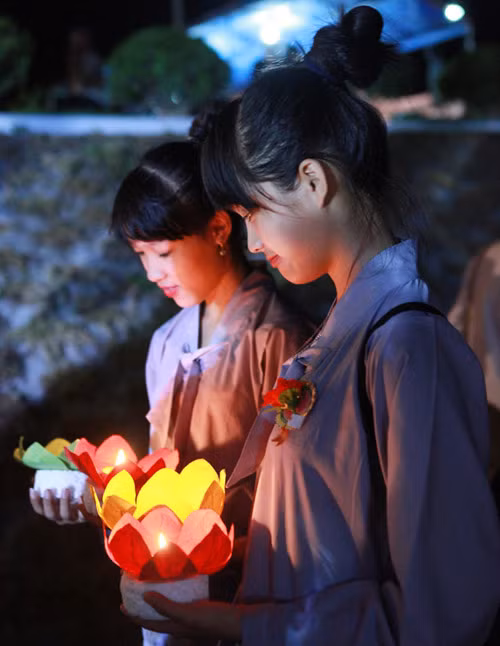 Giới trẻ rộ mốt mua áo phật tử đi lễ chùa ảnh 2