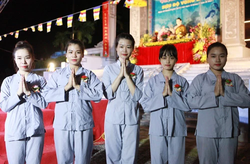 Giới trẻ rộ mốt mua áo phật tử đi lễ chùa