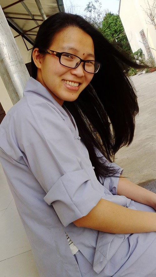 Giới trẻ rộ mốt mua áo phật tử đi lễ chùa ảnh 1 Giới trẻ rộ mốt mua áo phật tử đi lễ chùa ảnh 1