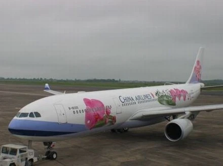 Máy bay bị xe ô tô đụng