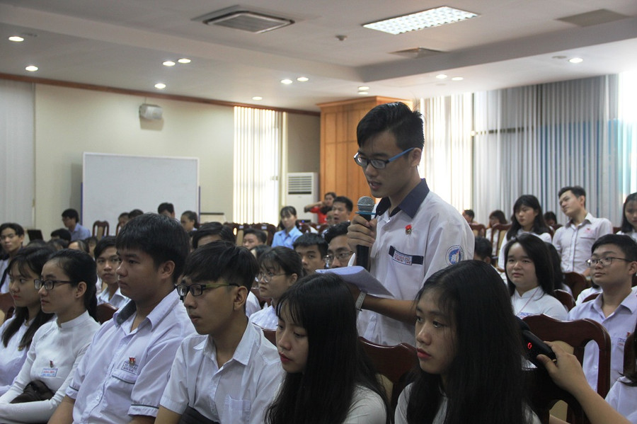 Một học sinh chia sẻ ý kiến tại buổi gặp gỡ