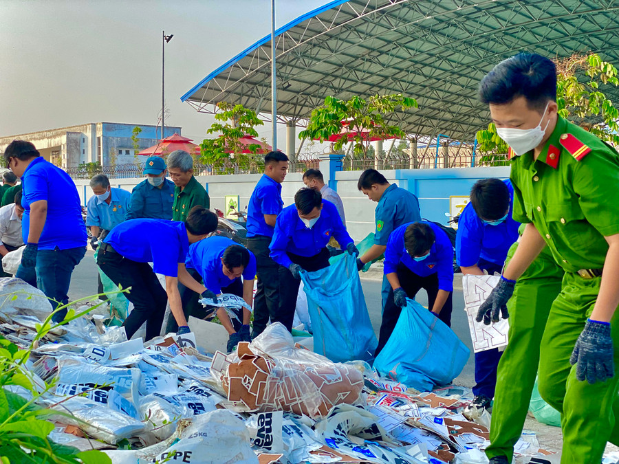 Đoàn viên, thanh niên tham gia dọn dẹp vệ sinh, thu gom rác tại khu vực tuyến đường Âu Cơ (Khóm Bình Khánh 3 và Bình Khánh 7, TP Long Xuyên) với chiều dài khoảng 400m. Đoàn viên, thanh niên tham gia dọn dẹp vệ sinh, thu gom rác tại khu vực tuyến đường Âu Cơ (Khóm Bình Khánh 3 và Bình Khánh 7, TP Long Xuyên) với chiều dài khoảng 400m.