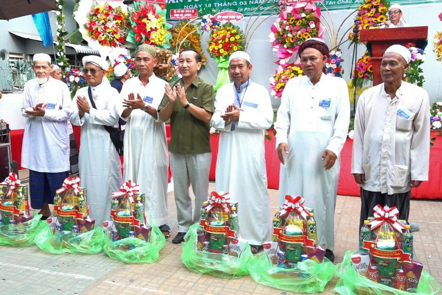 Trao tặng quà cho bà con dân tộc Chăm dịp mừng tháng Ramadan