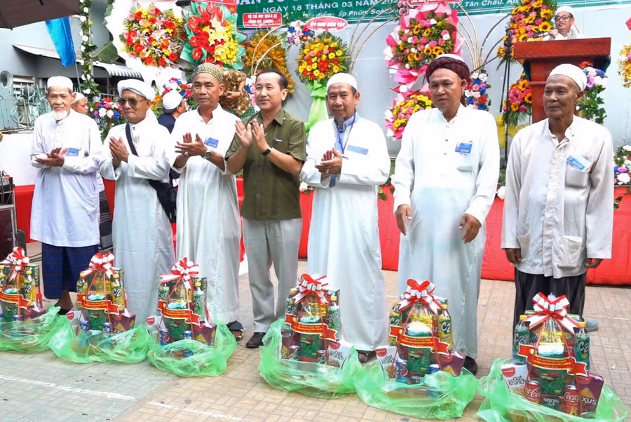 Trao tặng quà cho bà con dân tộc Chăm dịp mừng tháng Ramadan