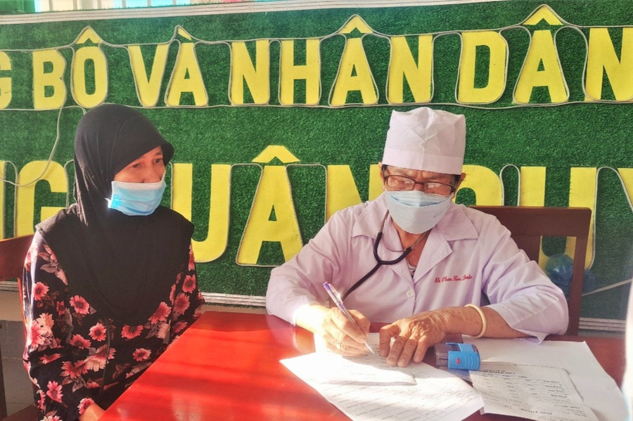 Các Y, Bác sĩ thăm khám, cấp thuốc miễn phí cho bà con dân tộc Chăm xã Châu Phong (TX. Tân Châu, tỉnh An Giang)