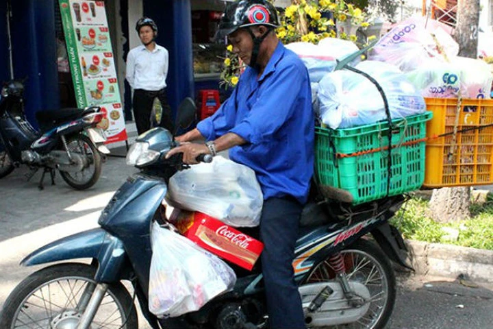 Tăng phí gấp ba, shipper vẫn chối khách vì quá tải