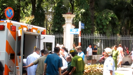 Mot nguoi nuoc ngoai dot quy giua duong pho Sai Gon - Anh 2