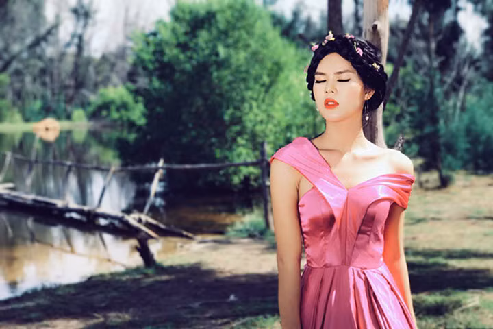 "Bản sao" Ngọc Trinh tung ảnh giống "nữ hoàng nội y" giữa bão scandal