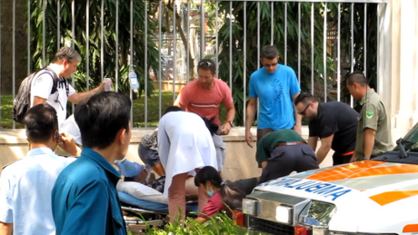 Mot nguoi nuoc ngoai dot quy giua duong pho Sai Gon - Anh 1