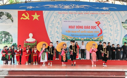 Trình diễn trang phục các dân tộc ở Tuyên Quang Trình diễn trang phục các dân tộc ở Tuyên Quang