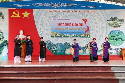 Cô và trò cùng hát Dân ca Quan họ Cô và trò cùng hát Dân ca Quan họ