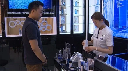 Đàn ông Hàn Quốc chi mạnh tay làm đẹp