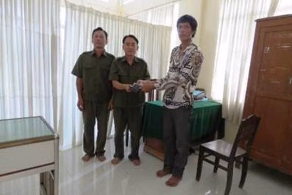 Công an xã Tân Phước trao trả lại tài sản cho anh Nguyễn Văn Tú. Ảnh: Công an cung cấp