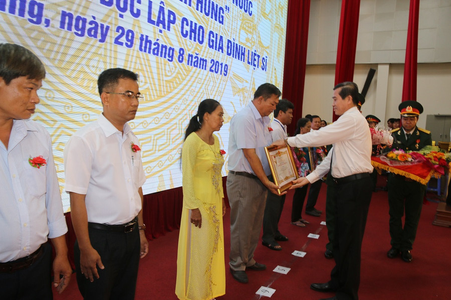 Chủ tịch UBND tỉnh Lê Văn Hưởng trao danh hiệu Mẹ Việt Nam anh hùng cho thân nhân Chủ tịch UBND tỉnh Lê Văn Hưởng trao danh hiệu Mẹ Việt Nam anh hùng cho thân nhân