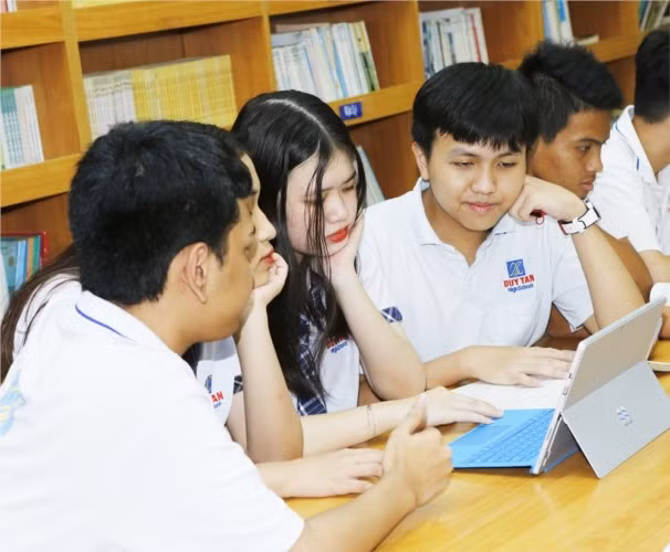 Học sinh Việt Nam tiếp cận với hình thức học trực tuyến ứng dụng trên môi trường mạng.