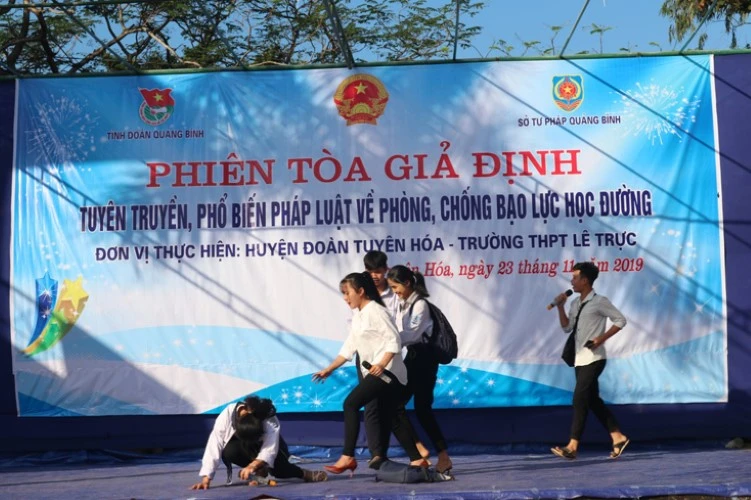 Phiên tòa giả định, một hình thức tuyên truyền hiệu quả, góp phần giảm bạo lực học đường. Ảnh minh họa (Nguồn: baoquangbinh.vn)