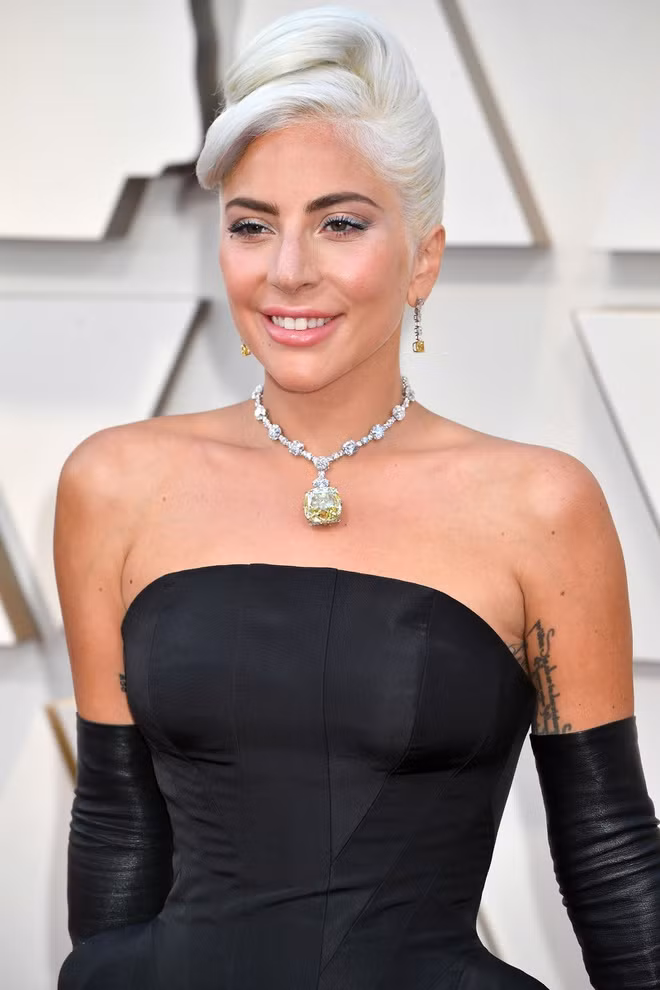 Lady Gaga chiếm trọn sự chú ý của giới truyền thông khi đeo chiếc vòng cổ Tiffany and Co. trị giá 30 triệu USD đến dự lễ trao giải Oscar 2019. Viên kim cương trên vòng cổ của nữ nghệ sĩ nặng tới 128 carat và từng được đeo bởi diễn viên nổi tiếng Audrey Hepburn và nhà hoạt động xã hội Mary Whitehouse. Lady Gaga cũng chia sẻ hãng trang sức đã gửi tới rất nhiều nhân viên an ninh để bảo vệ món trang sức.