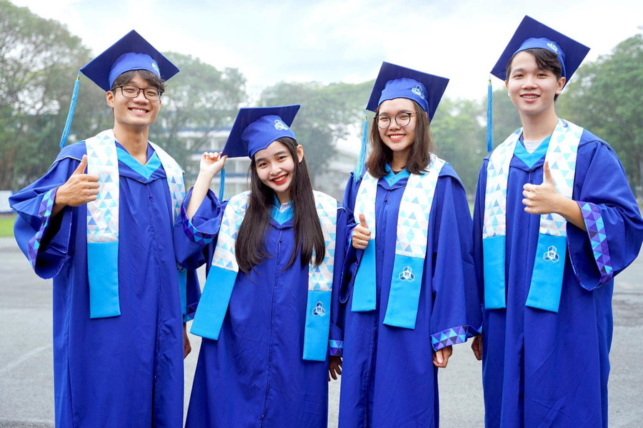 Sinh viên Trường ĐH Bách khoa - ĐHQG TPHCM trong ngày vui tốt nghiệp. Sinh viên Trường ĐH Bách khoa - ĐHQG TPHCM trong ngày vui tốt nghiệp.