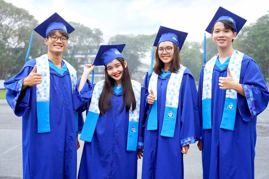 Sinh viên Trường ĐH Bách khoa - ĐHQG TPHCM trong ngày vui tốt nghiệp.