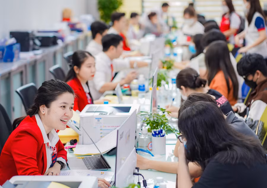 Chuyên viên tuyển sinh Trường ĐH Kinh tế - Tài chính TPHCM tư vấn phương thức xét tuyển.