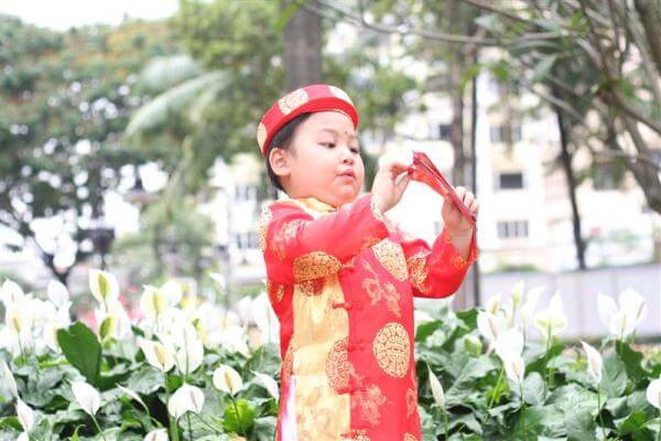 Trẻ cần biết cách ứng xử khi được nhận lì xì. Ảnh minh họa.