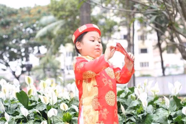 Trẻ cần biết cách ứng xử khi được nhận lì xì. Ảnh minh họa. Trẻ cần biết cách ứng xử khi được nhận lì xì. Ảnh minh họa.