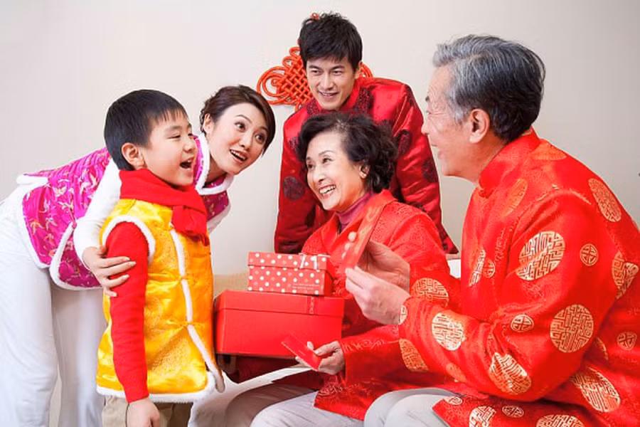 Cha mẹ cần dạy trẻ cách chúc Tết ông bà, người lớn. Ảnh minh họa.