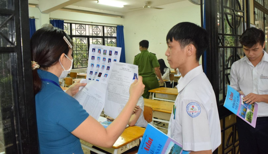 Thí sinh dự thi tốt nghiệp THPT để sử dụng làm phương thức xét tuyển đại học. Thí sinh dự thi tốt nghiệp THPT để sử dụng làm phương thức xét tuyển đại học.