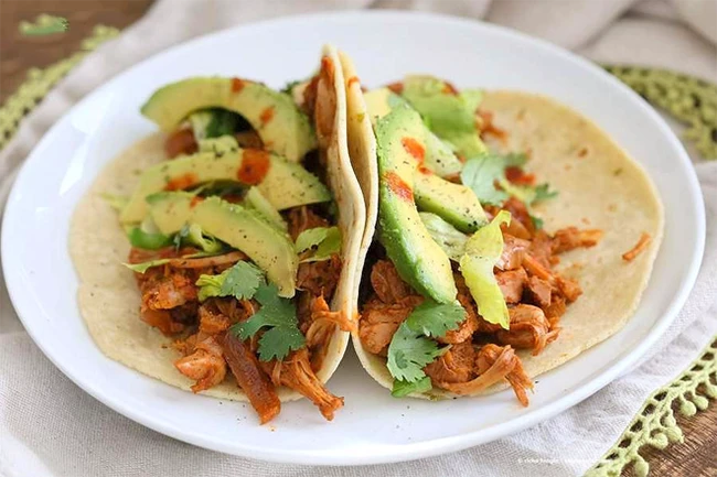 Bánh kẹp tacos được chế biến với nguyên liệu chính là quả mít non.