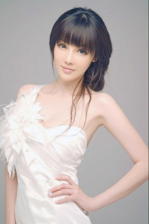 Hot girl xinh đẹp của các trường Đại học đua nhau “đọ” chiều cao ảnh 2 Cô sở hữu một chiều cao nổi bật 1m70, với những số đo cơ thể hoàn hảo 80 – 62 – 90. Sau 2 năm hoạt động trong giới người mẫu tại Trung Quốc, cái tên Thi Tử Giai đang được rất nhiều công ty người mẫu, sự kiện, quảng cáo săn đón. Điều này giúp Thi Tử Giai mang về nhiều hợp đồng quảng cáo thời trang, đồ nội y.