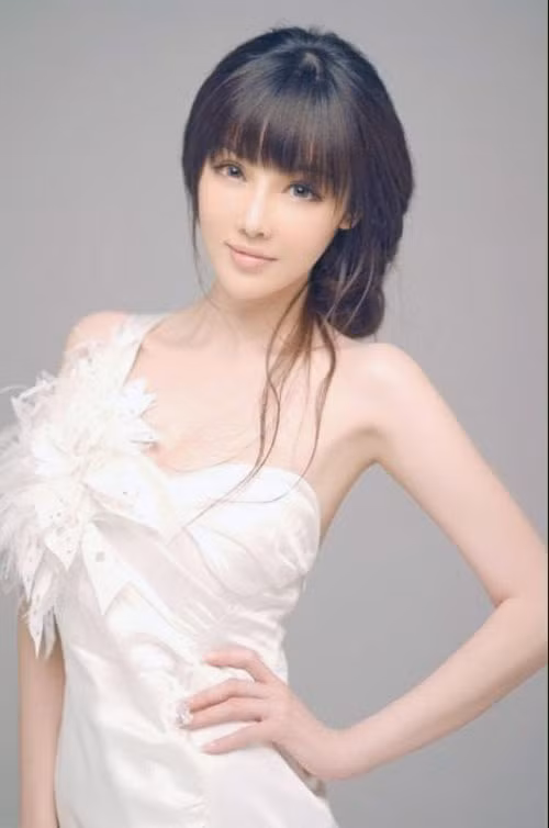 &nbsp;Cô sở hữu một chiều cao nổi bật 1m70, với những số đo cơ thể hoàn hảo 80 – 62 – 90. Sau 2 năm hoạt động trong giới người mẫu tại Trung Quốc, cái tên Thi Tử Giai đang được rất nhiều công ty người mẫu, sự kiện, quảng cáo săn đón. Điều này giúp Thi Tử Giai mang về nhiều hợp đồng quảng cáo thời trang, đồ nội y.