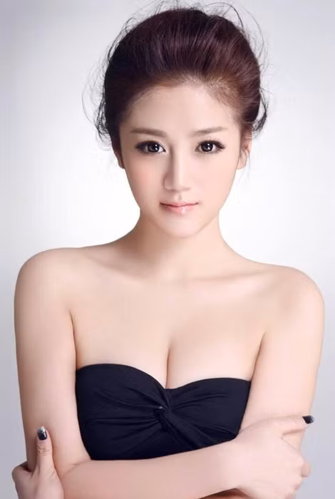 Tên tuổi của Lưu Tân Y truyền khắp cộng đồng mạng Trung Quốc sau những bức ảnh khoe lưng trần gợi cảm hay những bộ cánh khoe khéo vòng một quyến rũ. Với chiều cao nổi trội Lưu Tân Y luôn tỏa sáng ở bất kỳ nơi nào cô xuất hiện.