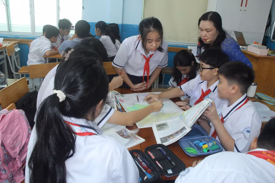 Học sinh Trường THCS Nguyễn Du (Quận 1, TPHCM) trong giờ học môn Lịch sử - Địa lý. Ảnh: TG