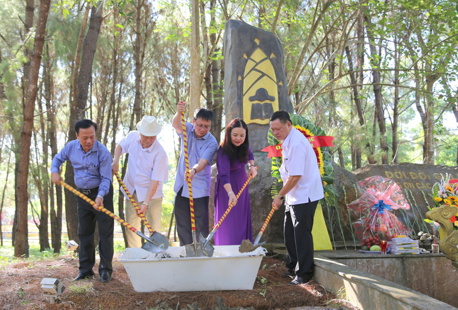 Lãnh đạo Công đoàn Giáo dục Việt Nam và Sở GD&ĐT tỉnh Quảng Trị thực hiện nghi thức khởi công công trình tôn tạo Khu tưởng niệm các Anh hùng, Liệt sĩ ngành GD-ĐT tại Nghĩa trang Liệt sĩ quốc gia Trường Sơn. Lãnh đạo Công đoàn Giáo dục Việt Nam và Sở GD&ĐT tỉnh Quảng Trị thực hiện nghi thức khởi công công trình tôn tạo Khu tưởng niệm các Anh hùng, Liệt sĩ ngành GD-ĐT tại Nghĩa trang Liệt sĩ quốc gia Trường Sơn.
