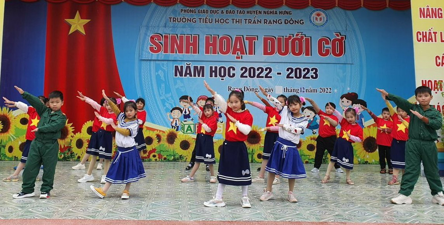 Một chương trình hoạt động trải nghiệm theo hình thức sinh hoạt dưới cờ của Trường Tiểu học thị trấn Rạng Đông. Ảnh: NTCC Một chương trình hoạt động trải nghiệm theo hình thức sinh hoạt dưới cờ của Trường Tiểu học thị trấn Rạng Đông. Ảnh: NTCC