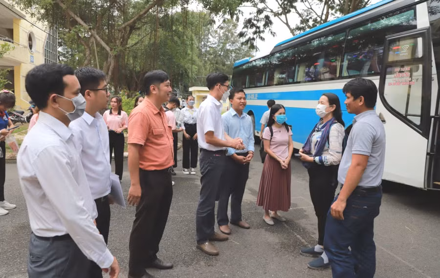 Cán bộ, giảng viên, sinh viên Trường ĐH Trà Vinh đón đoàn Trường THPT Preah Sisowath (Campuchia) sang thăm ký túc xá trường.
