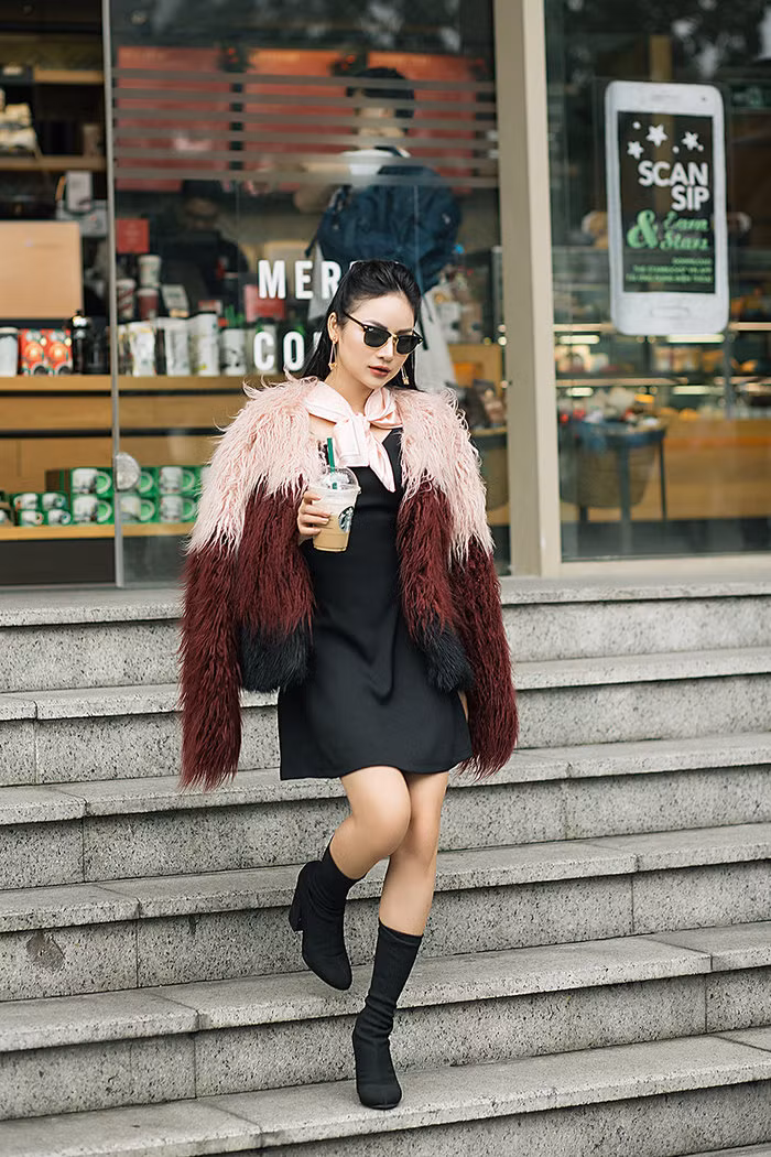 Diện áo lông dáng ngắn kết hợp với boot cổ thấp mang đến cho người diện vẻ ngoài vô cùng nổi bật. Kết hợp bên trong là một chiếc váy đơn giản ngắn trên gối, đặc biệt khi mix thêm mắt kính đen cùng tông trông bạn sẽ trendy hết nấc. Đây cũng là phong cách cô rất yêu thích trong những ngày thời tiết trở lạnh.